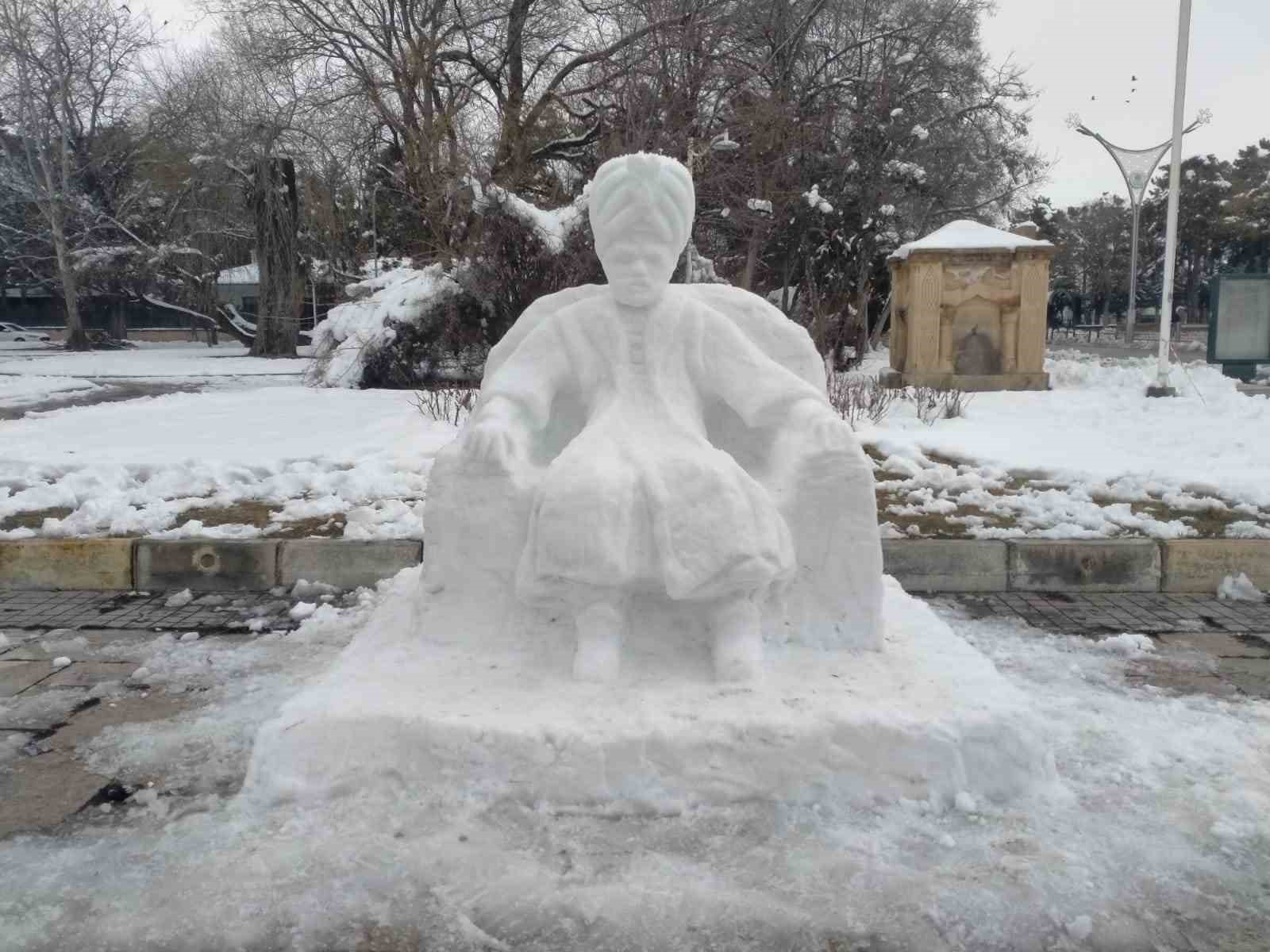 Erzincan&rsquo;da kardan adam değil, kardan padişah
