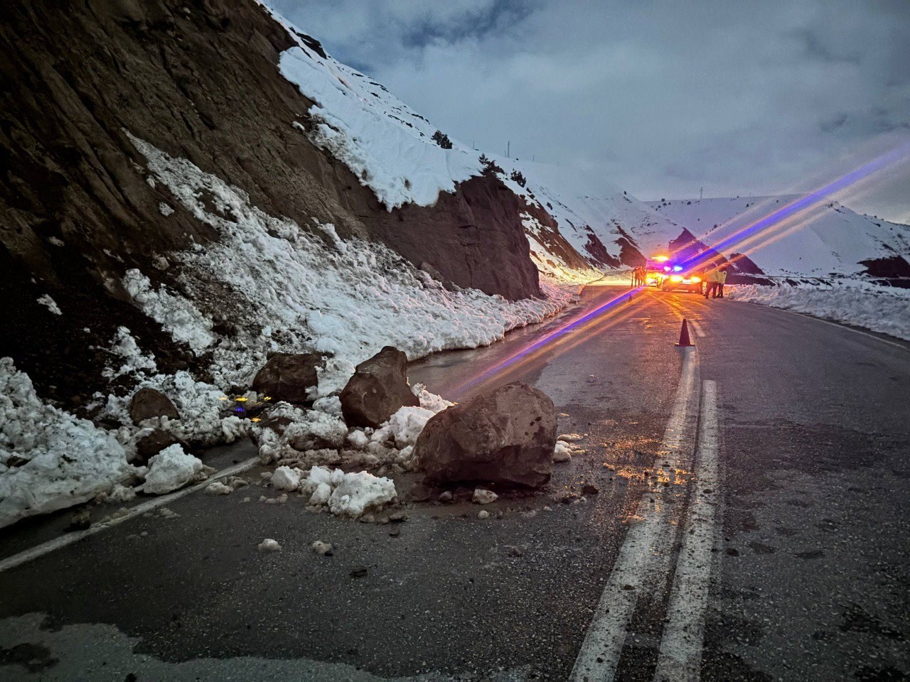 Erzincan&rsquo;da yama&ccedil;tan kopan kayalar yola d&uuml;şt&uuml;
