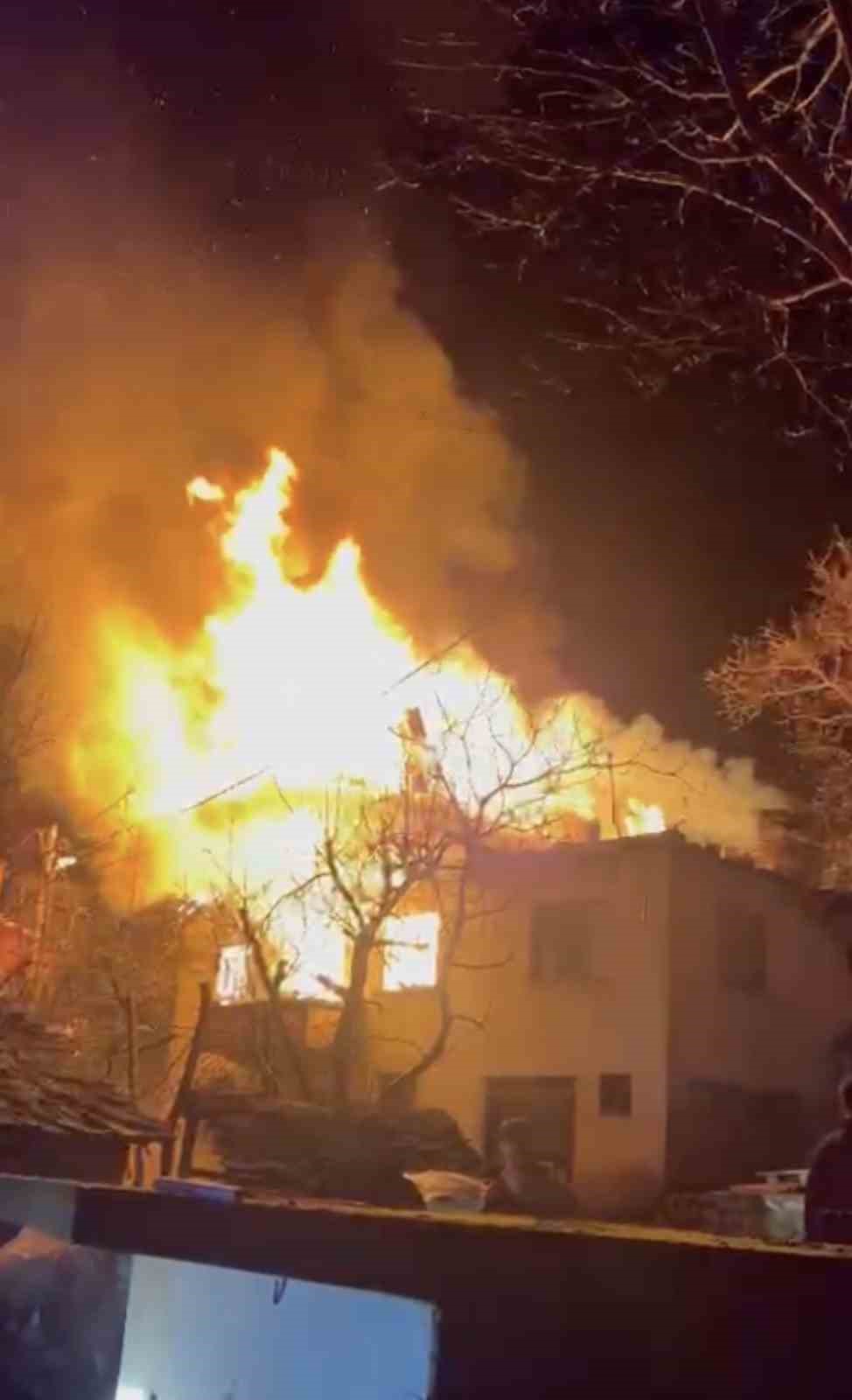 Alevlere teslim olan iki katlı ev kullanılmaz hale geldi
