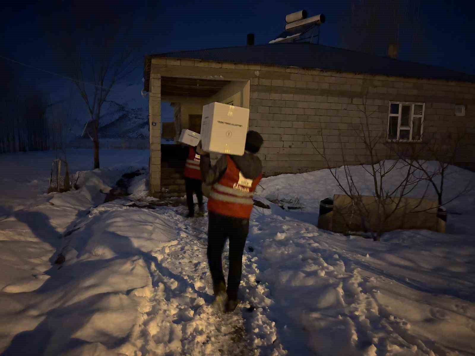 Kızılay Muradiye Şubesinden ihtiya&ccedil; sahibi ailelere gıda desteği
