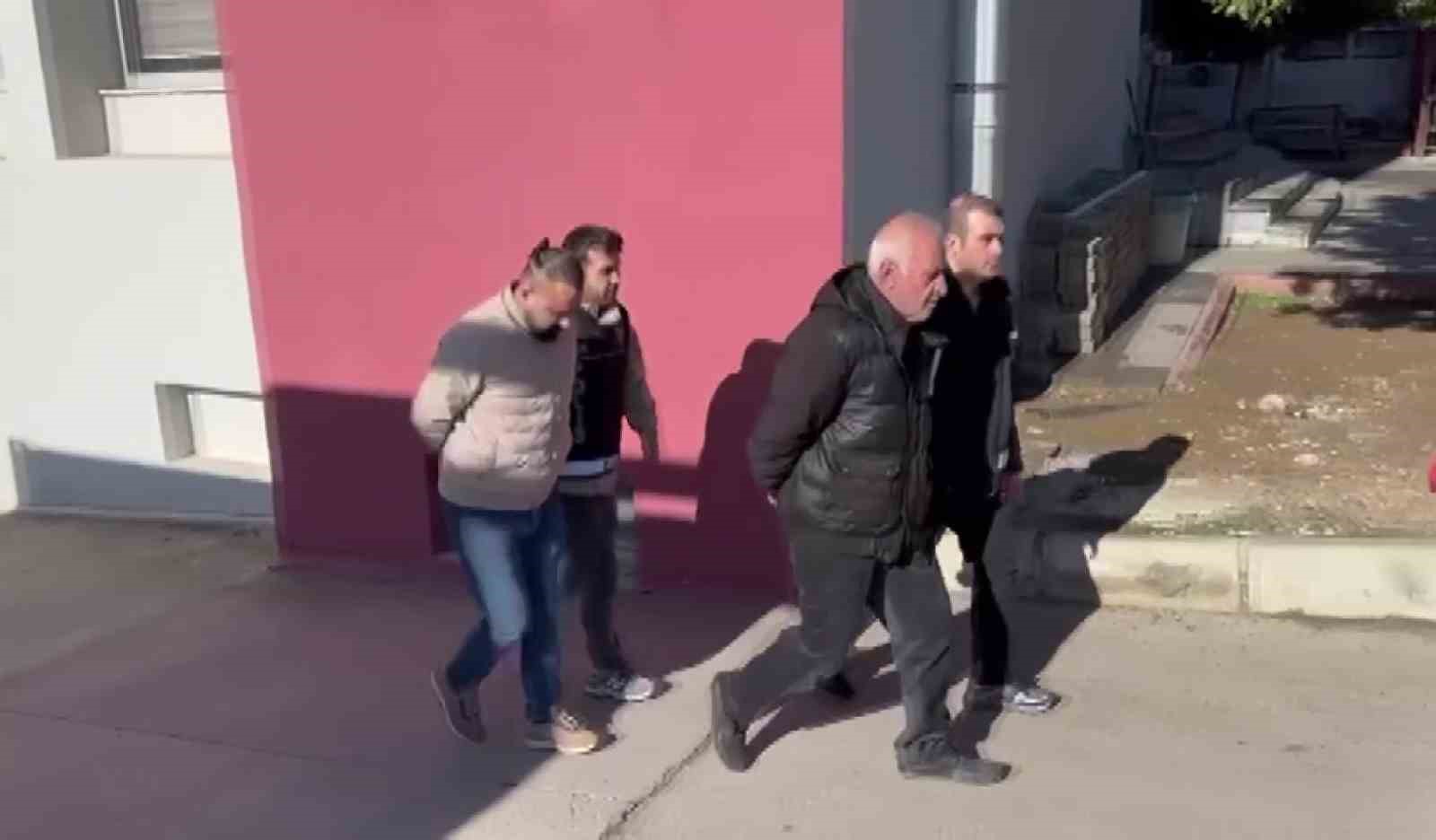 Kamyonetten 4 milyon 500 bin ka&ccedil;ak makaron &ccedil;ıktı
