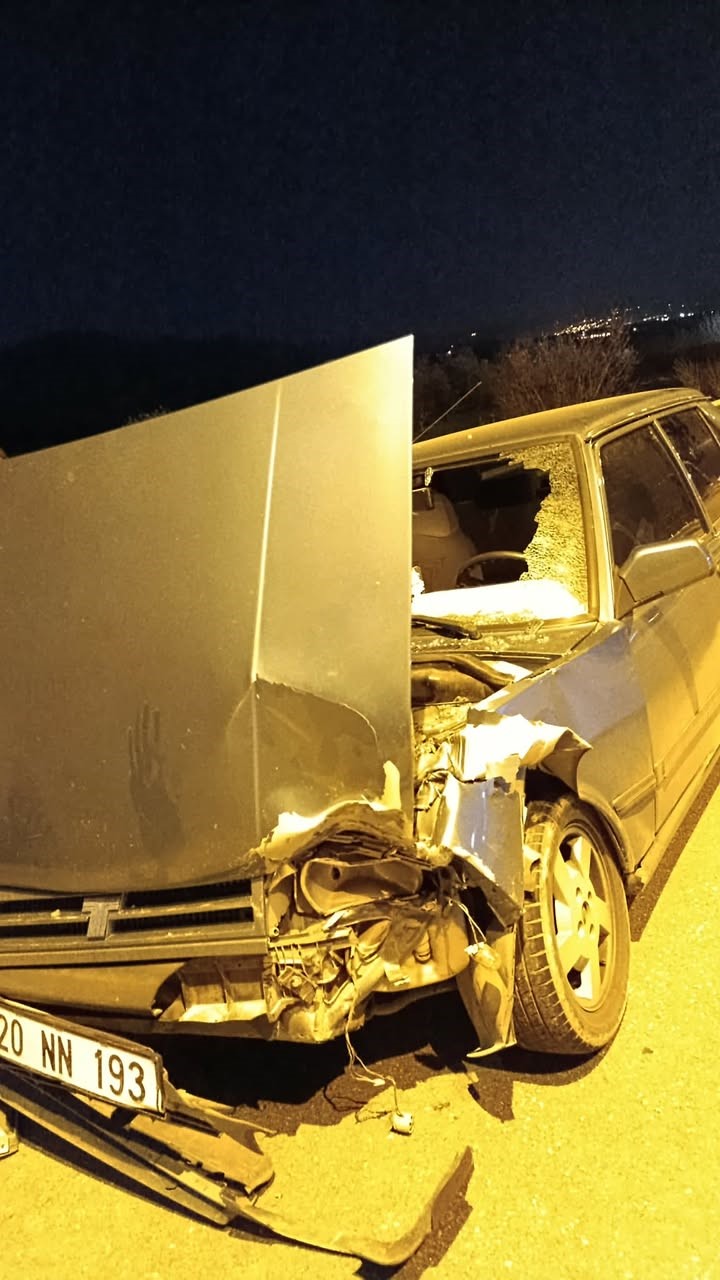 Buldan&rsquo;da iki otomobil kavşakta &ccedil;arpıştı; 1 yaralı
