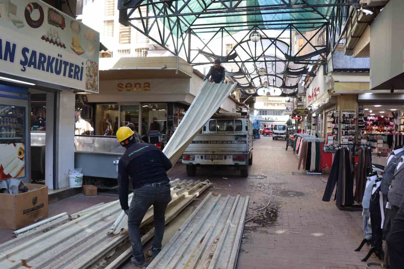 Nazilli Ayakkabıcılar Sokağı’nda çatı yenileme çalışmaları yeniden başladı