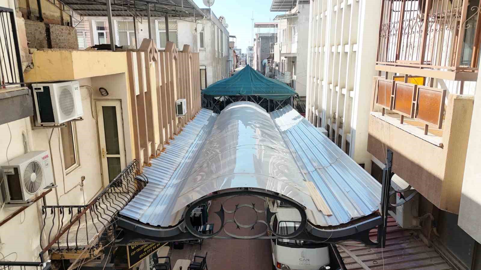 Nazilli Ayakkabıcılar Sokağı&rsquo;nda &ccedil;atı yenileme &ccedil;alışmaları yeniden başladı
