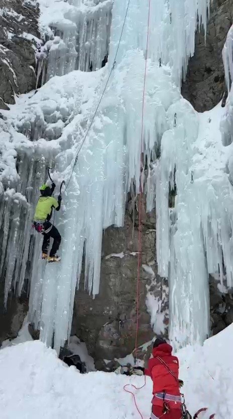 Uzundere&rsquo;de buz tırmanışında ayı paniği
