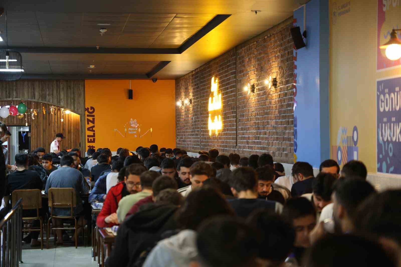 Elazığ Valisi Hatipoğlu, iftarda gen&ccedil;lerle buluştu
