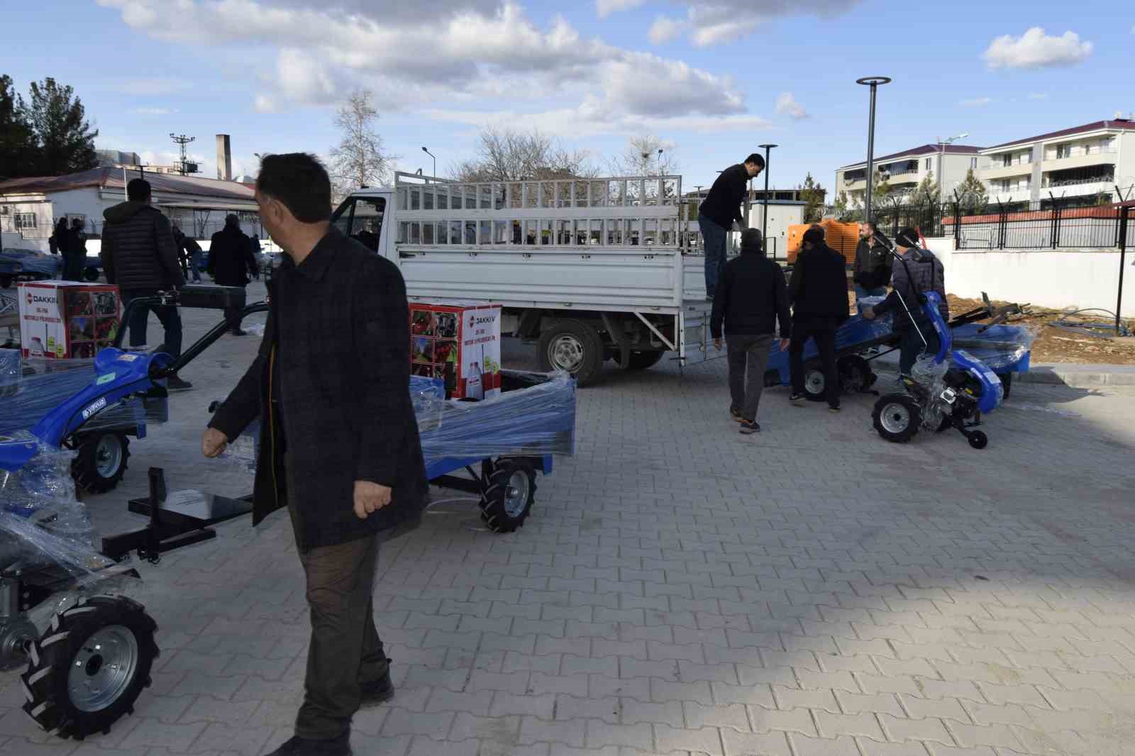 Dicle&rsquo;de modern bağcılığa y&ouml;nelik &ccedil;ift&ccedil;ilere tarım aletleri dağıtıldı
