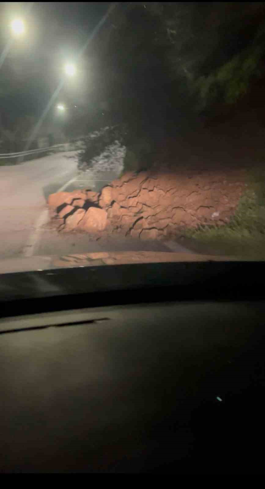 Ara&ccedil; kazayı kıl payı b&ouml;yle atlattı, heyelanla d&uuml;şen kayalar yola savruldu
