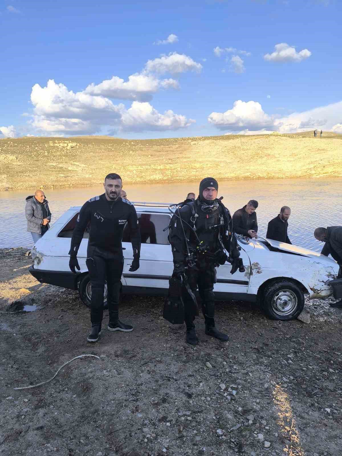 Batman&rsquo;da nehir kıyısına park edilen ara&ccedil; suya g&ouml;m&uuml;ld&uuml;
