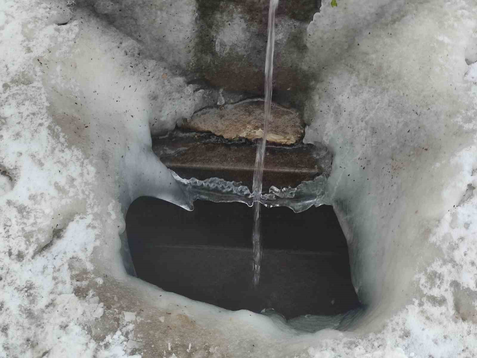 Ardahan&rsquo;da kar yerini soğuk havaya bıraktı
