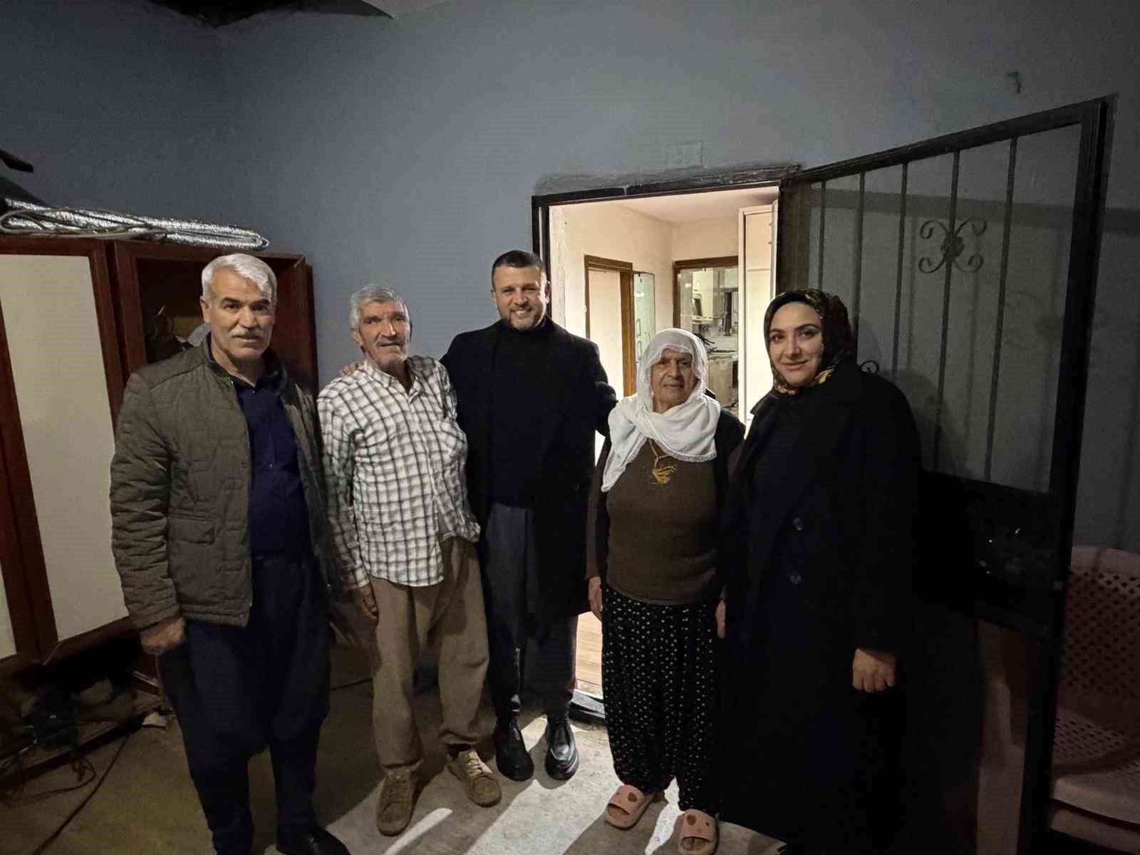 Eğil Belediye Başkanı Seydaoğlu her g&uuml;n bir mahallede vatandaşlarla iftar yapıp hediyeler dağıtıyor
