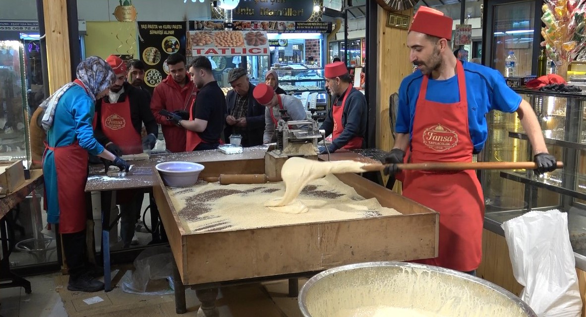 Ramazan ayının vazge&ccedil;ilmezi k&uuml;nc&uuml;l&uuml; helvanın kuyruğu bitmiyor
