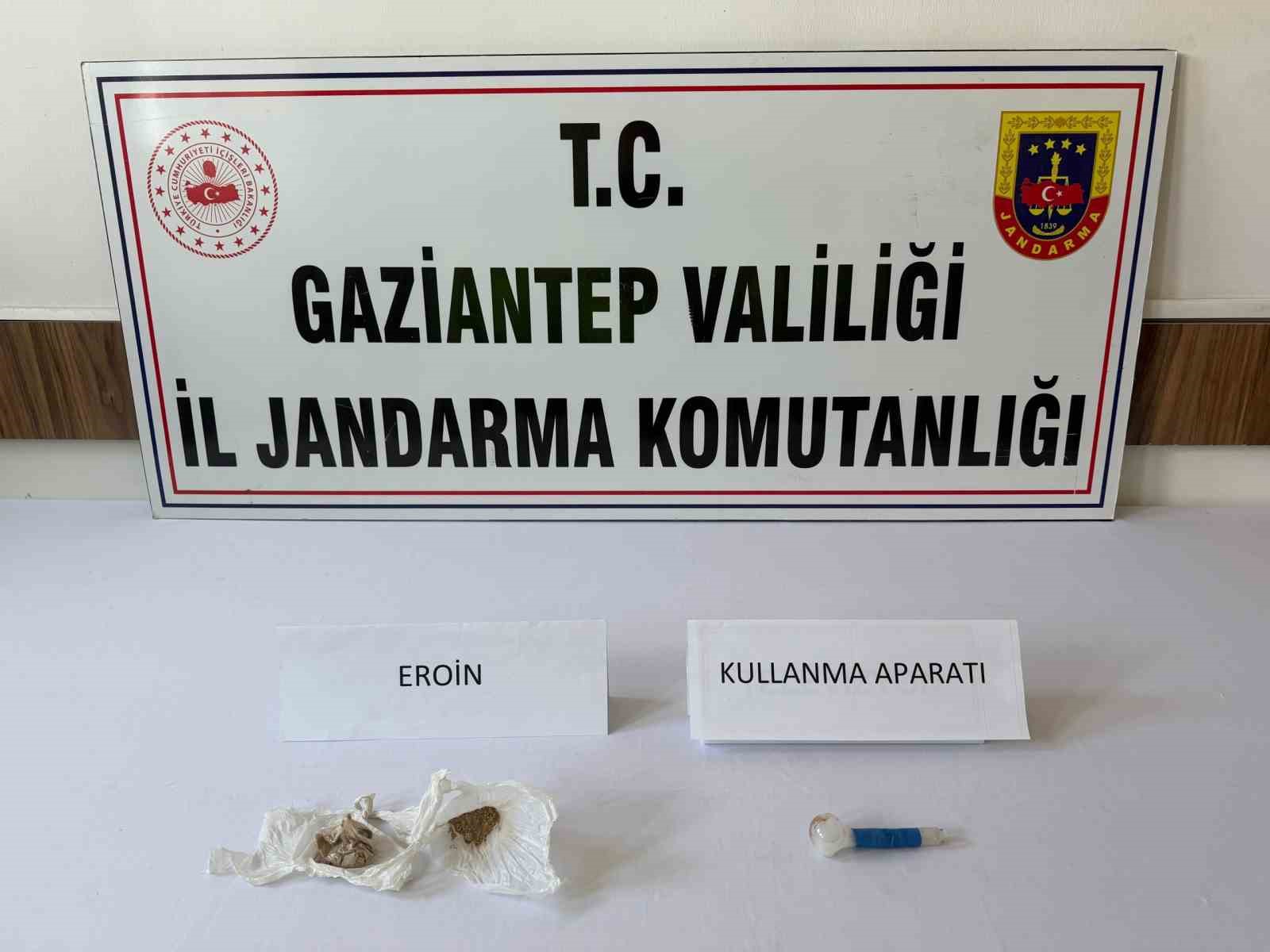 Gaziantep&rsquo;te ş&uuml;pheli ara&ccedil;ta uyuşturucu ele ge&ccedil;irildi: 3 g&ouml;zaltı
