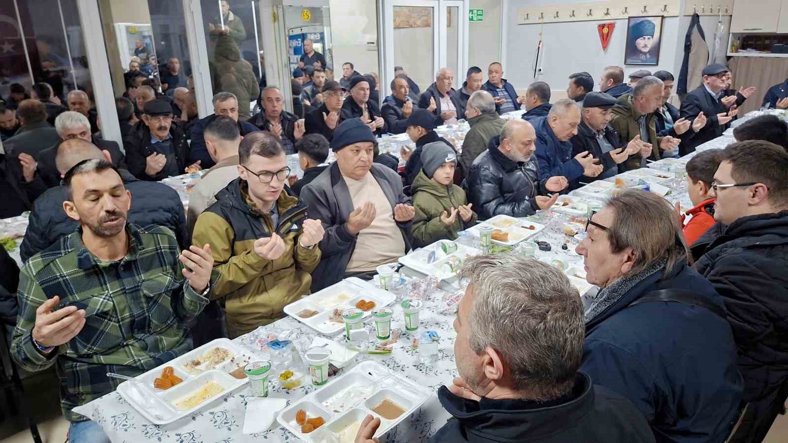 Kara&ouml;ren k&ouml;yl&uuml;leri ve misafirleri iftar yemeğinde bir araya geldi
