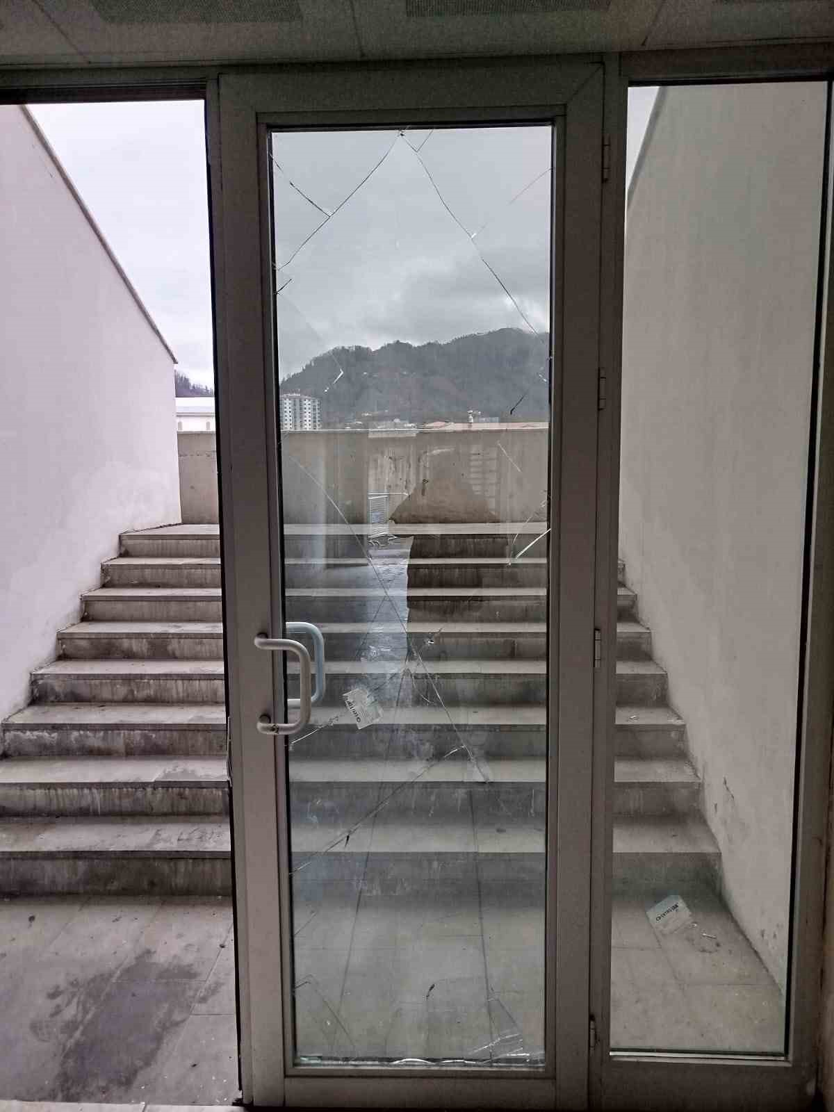 Amat&ouml;r lig ma&ccedil;ında olay &ccedil;ıktı: Musluklar s&ouml;k&uuml;ld&uuml;, camlar kırıldı
