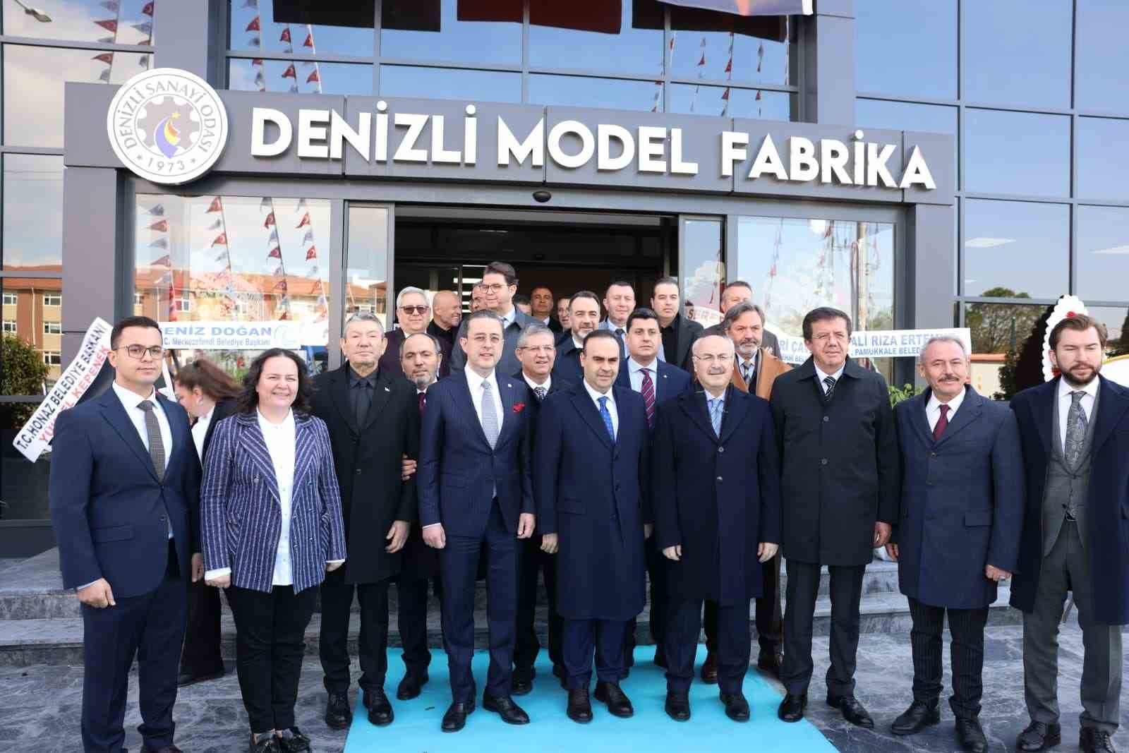 Denizli Model Fabrikayı a&ccedil;an Bakan Kacır, DOSTEM &ouml;ğrencileriyle bir araya geldi
