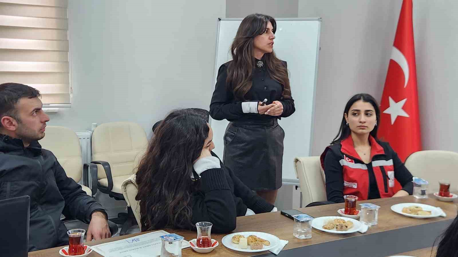 &Ccedil;iftler saygılı bir evliliğe, aileler &ccedil;ocuklarını g&ouml;rmeye ve duymaya hazırlanıyor
