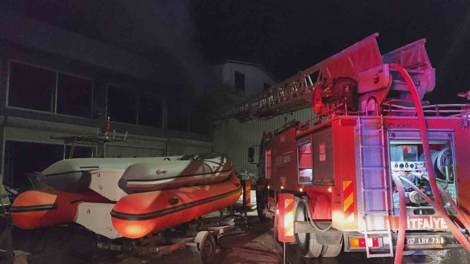 Antalya&rsquo;da tekne imalathanesinde yangın
