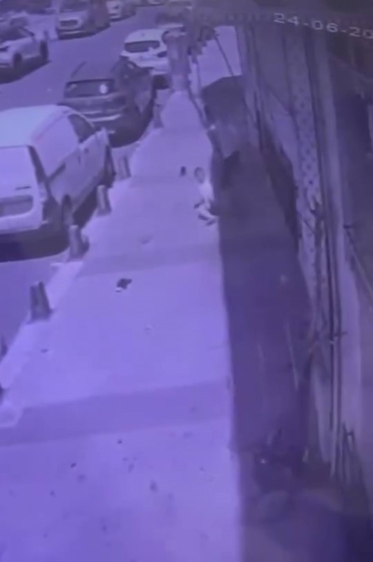 Kız kardeşinin yanındaki genci &ouml;ld&uuml;rm&uuml;şt&uuml;, cinayet zanlısının başka birini darp ettiği g&ouml;r&uuml;nt&uuml;ler ortaya &ccedil;ıktı
