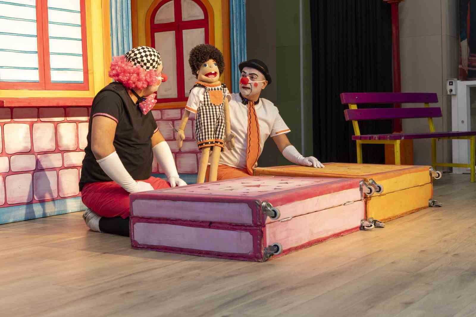 Mersin&rsquo;de &ccedil;ocuklar tiyatro ve Kitob&uuml;s ile buluştu
