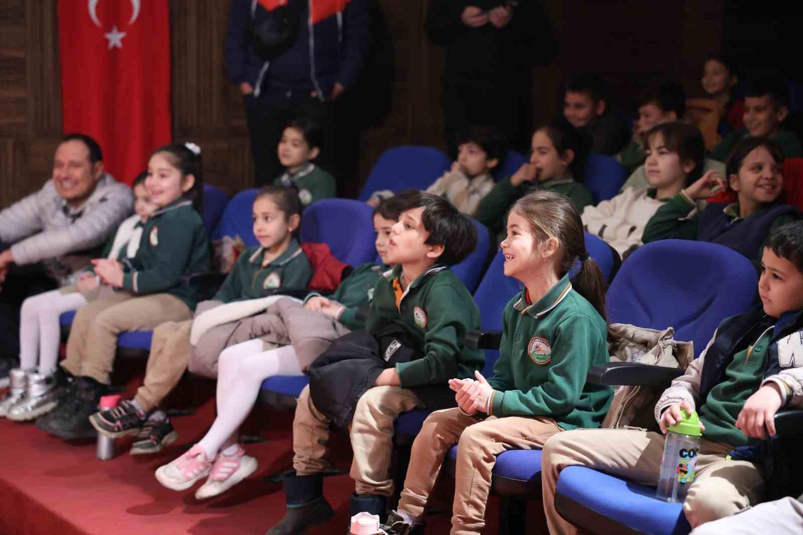 Başkan &Ccedil;er&ccedil;ioğlu Ko&ccedil;arlı&rsquo;da minikleri tiyatro ile buluşturdu
