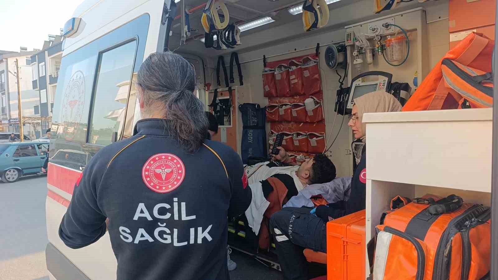 Otomobille &ccedil;arpışan motosikletteki 2 kişi metrelerce savruldu: 3 yaralı
