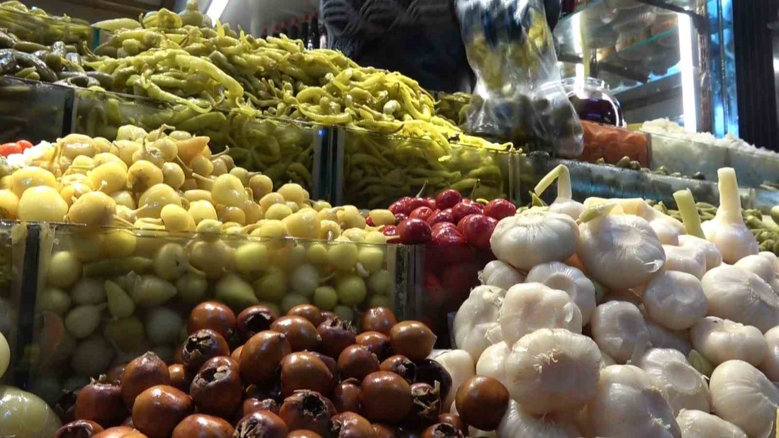 Muşmuladan kiraza 35 &ccedil;eşit &uuml;r&uuml;n&uuml;n turşusunu kurdular
