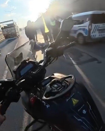 Motosikletli kuryeye arkadan çarpan aracın kaçtığı iddiası