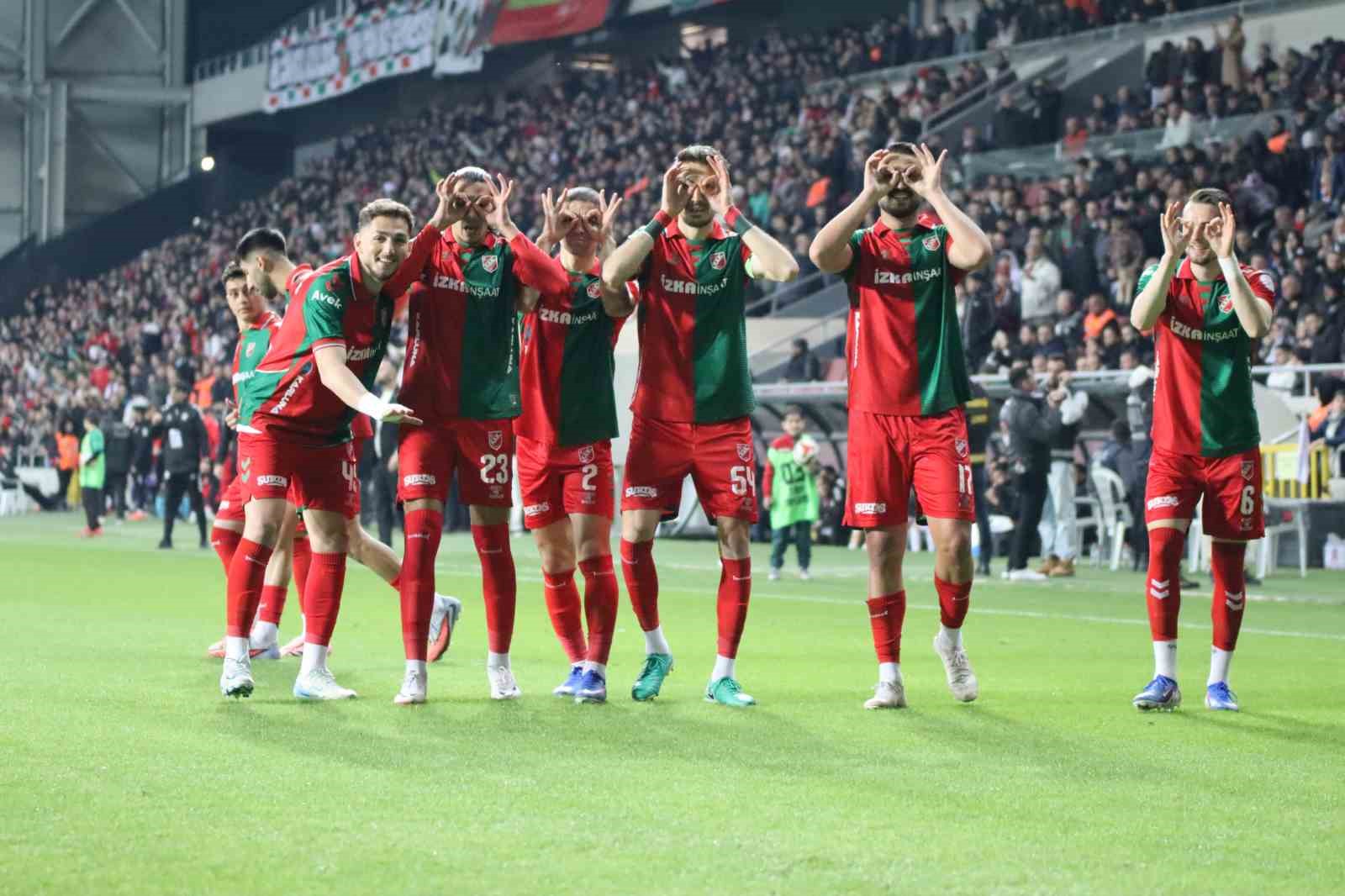 Karşıyaka, derbi galibiyetiyle &ccedil;ıkışını s&uuml;rd&uuml;rd&uuml;
