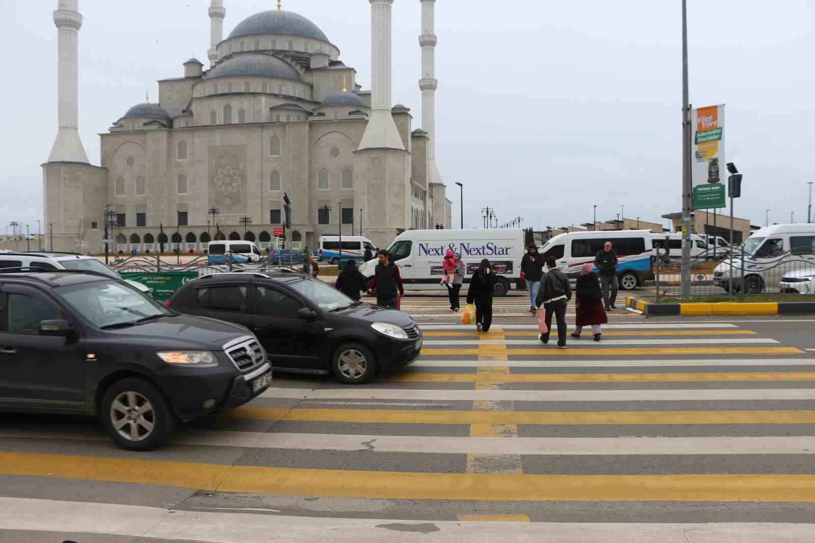 &Uuml;&ccedil; şeritli yolda tehlikeli yaya ge&ccedil;idi korkutuyor
