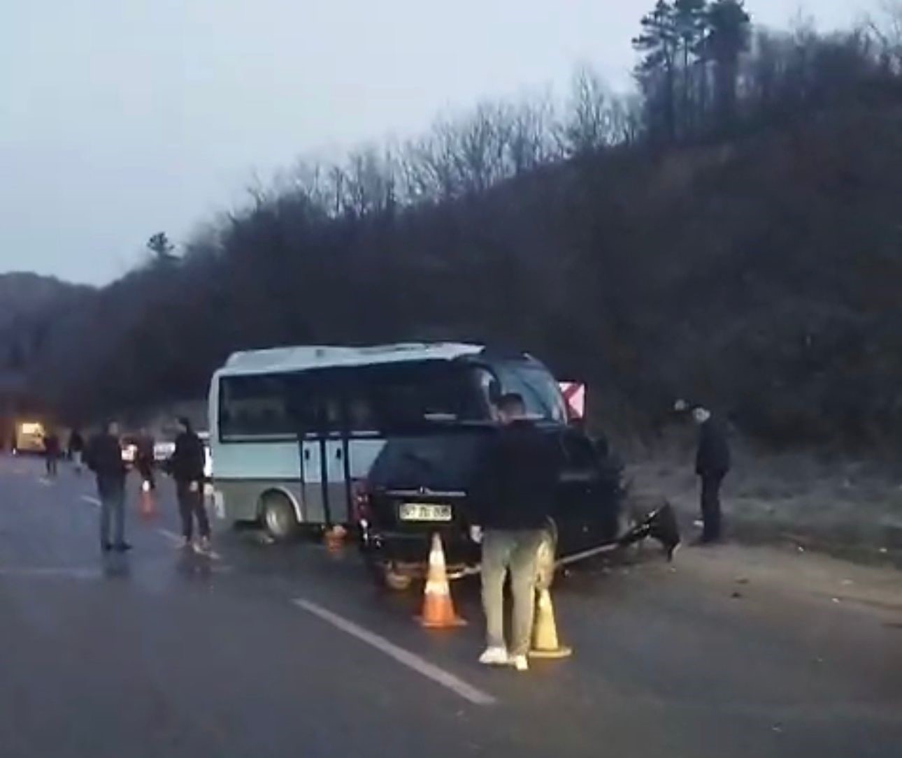 Zonguldak-Ankara yolunda buzlanma nedeniyle &uuml;&ccedil; ayrı kaza: 10 yaralı
