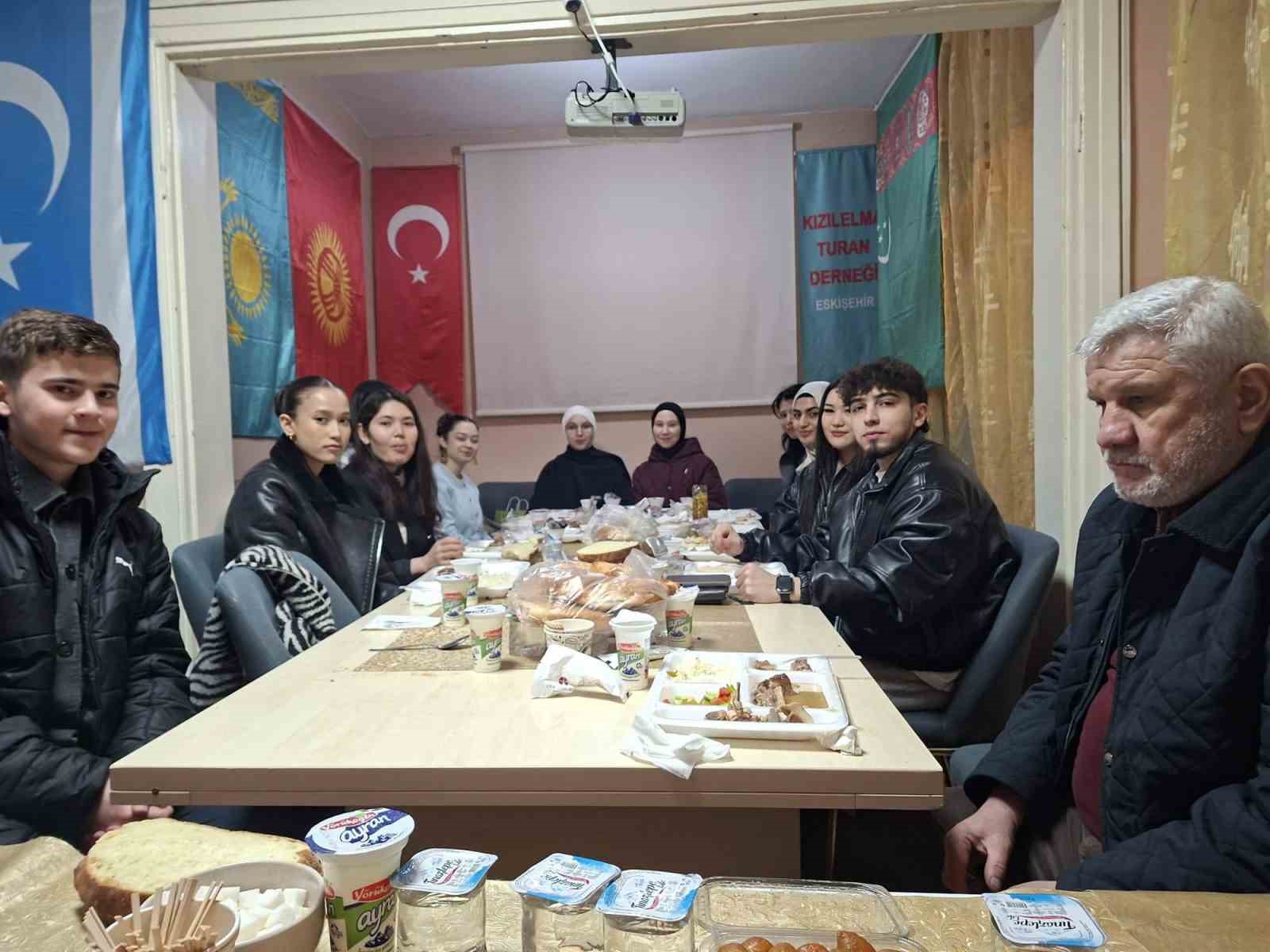 Eskişehir&rsquo;deki &uuml;niversitelerde okuyan T&uuml;rk D&uuml;nyası &ouml;ğrencileri iftar programında buluştu
