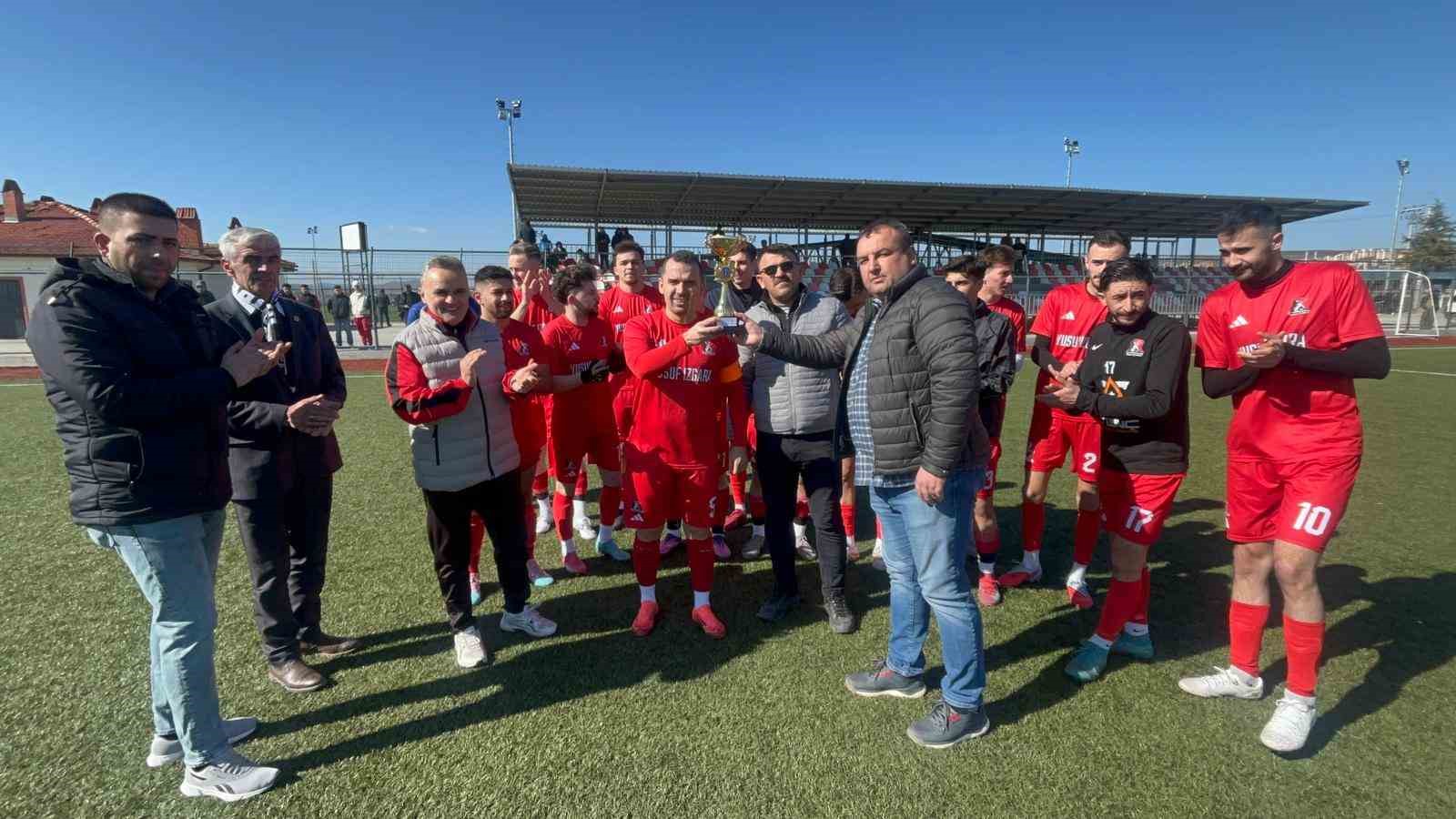 Tavşanlı Demirbilekspor kupasını aldı
