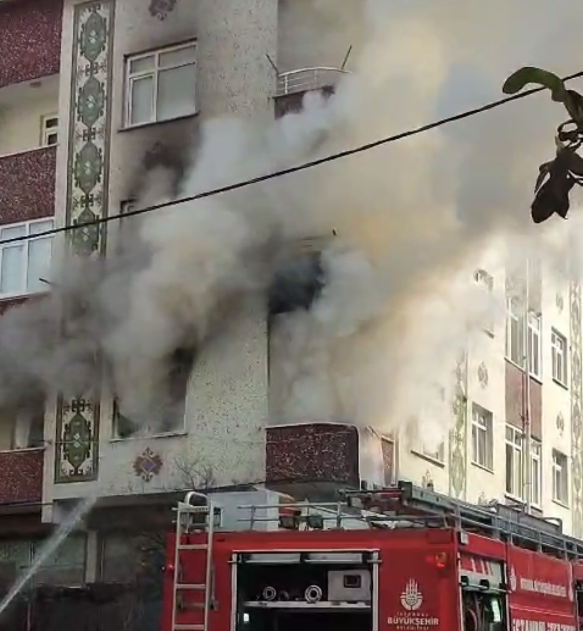 Ataşehir&rsquo;de madde bağımlısı gen&ccedil; kendi evini ateşe verdi
