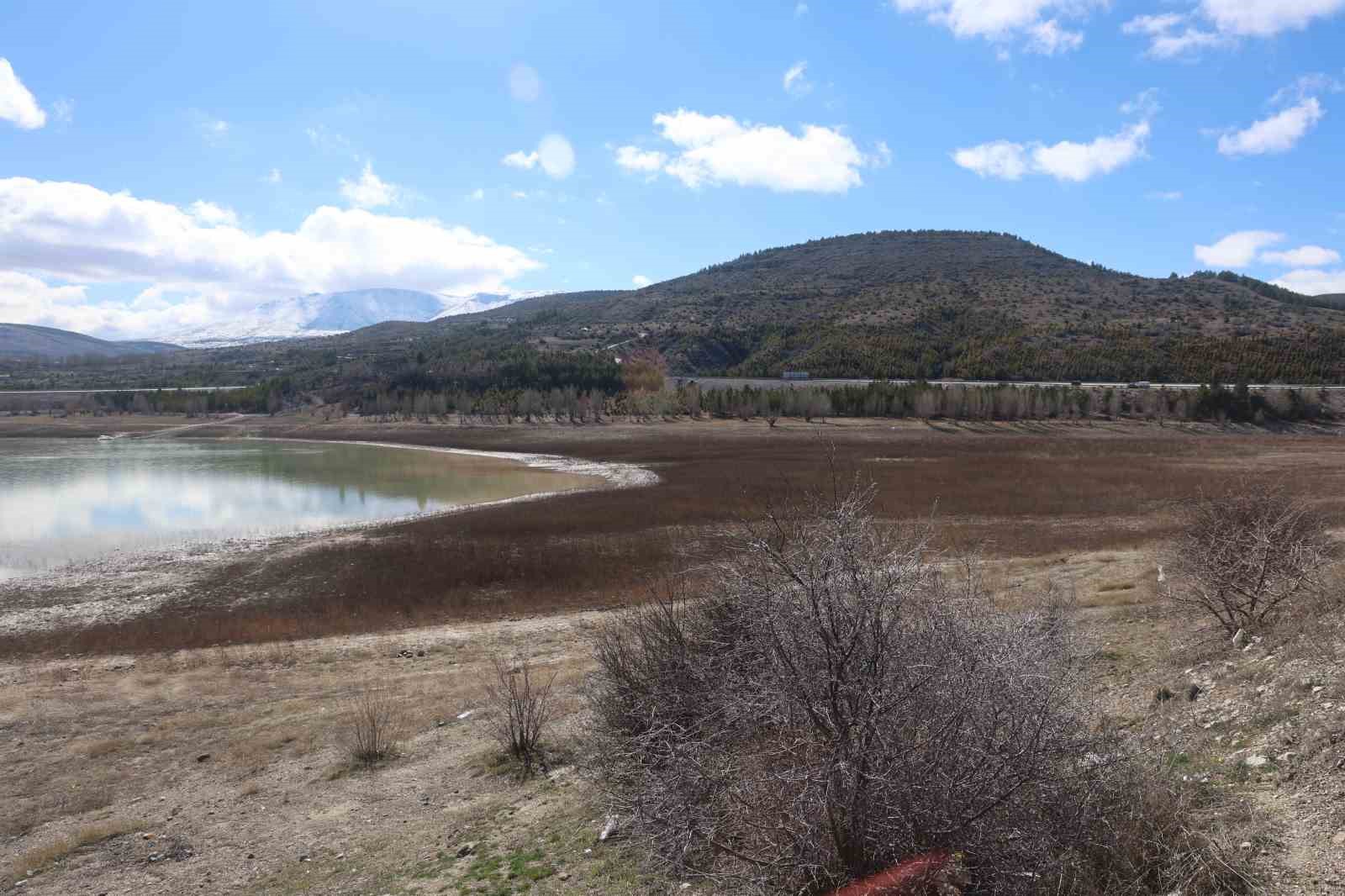 Yağışlar uzun yıllar ortalamasını y&uuml;zde 50 aştı, kuraklık tehdidi s&uuml;r&uuml;yor
