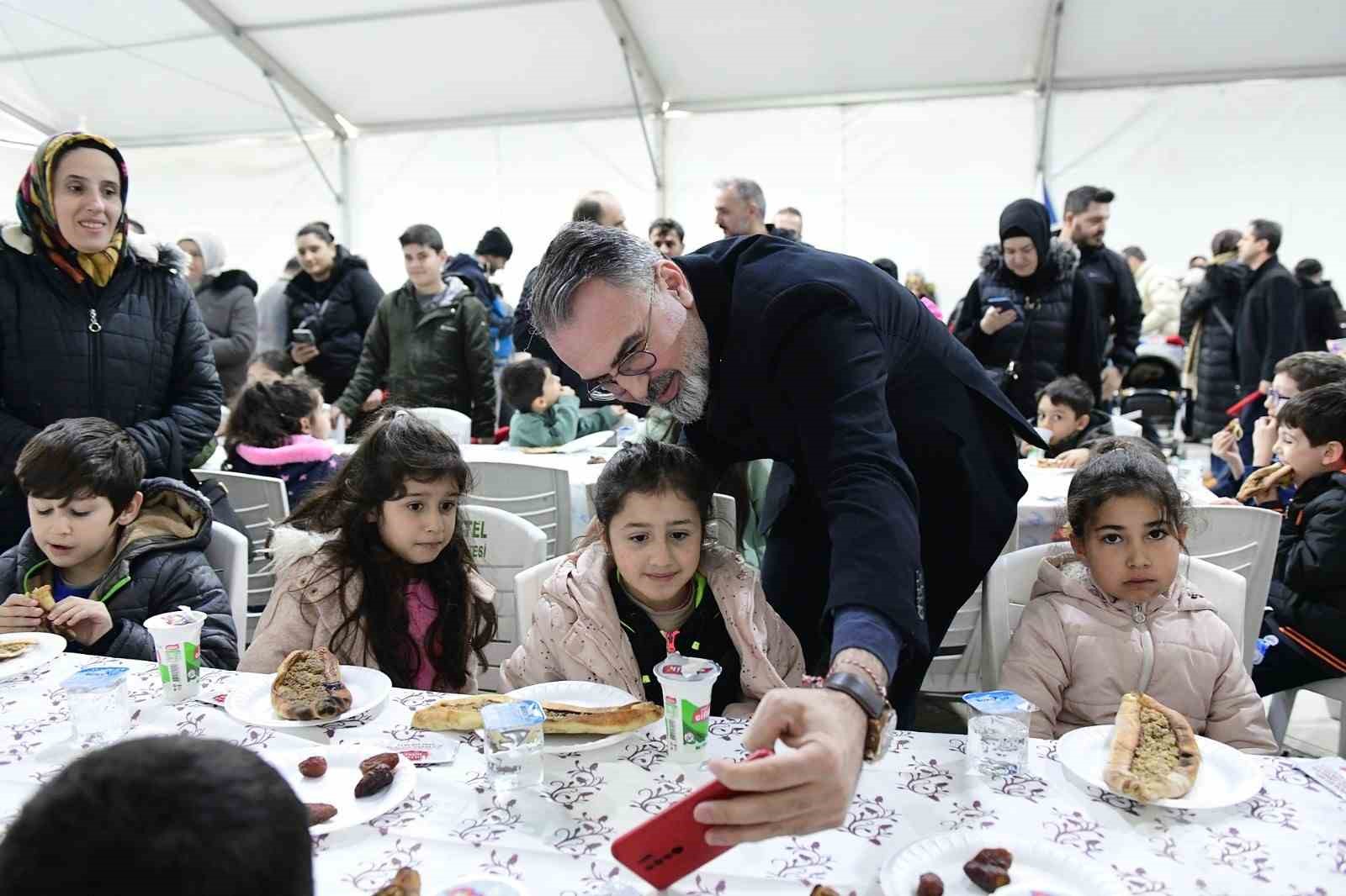 Kestelli &ccedil;ocuklar, tekne oru&ccedil;larını birlikte a&ccedil;tı
