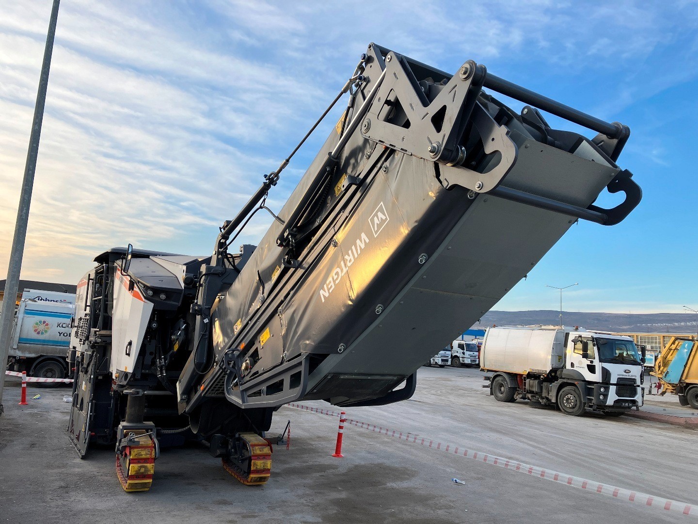 Başkan &Ccedil;olakbayrakdar: "İlk ve tek &ccedil;evreci asfalt freze aracımızla doğayı koruyor, ekonomiye g&uuml;&ccedil; katıyoruz"
