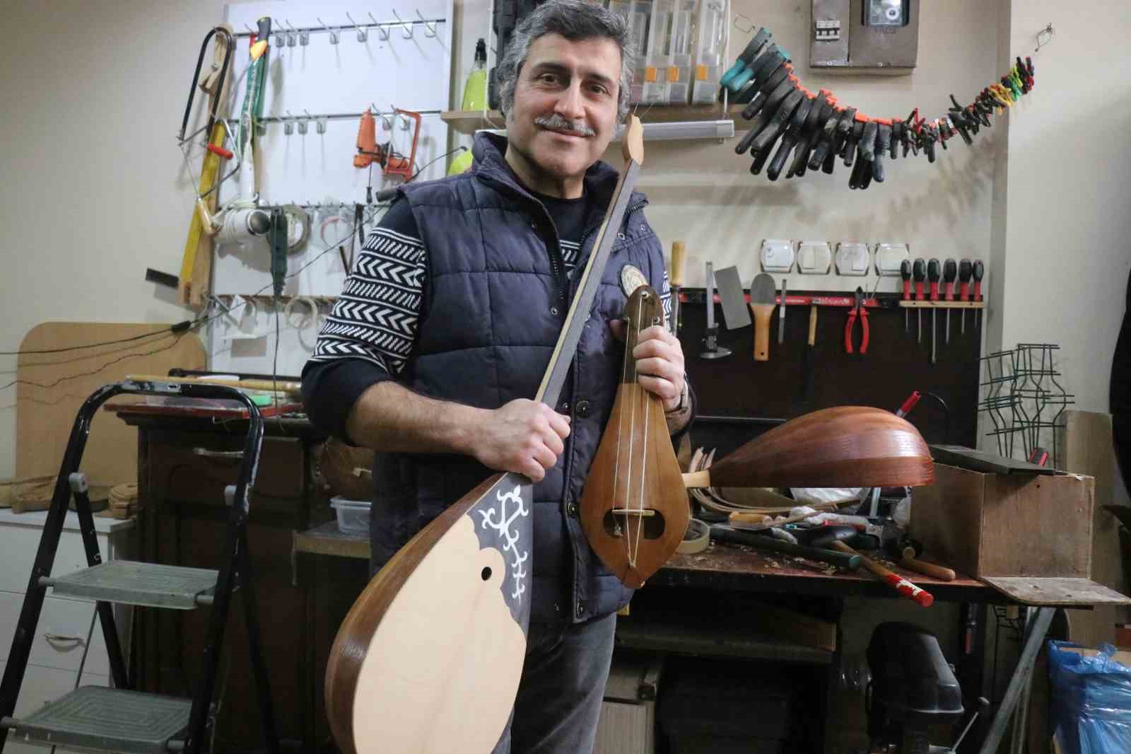 15 yaşında bir tahta par&ccedil;asıyla başladığı mesleğinde 34 yıldır notalara şekil veriyor
