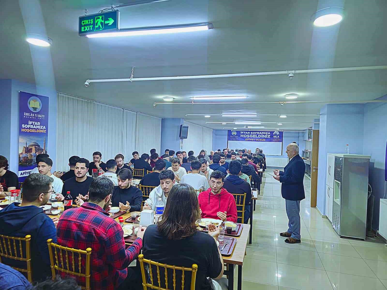 &Uuml;niversite &ouml;ğrencileri iftar sofrasında buluşuyor
