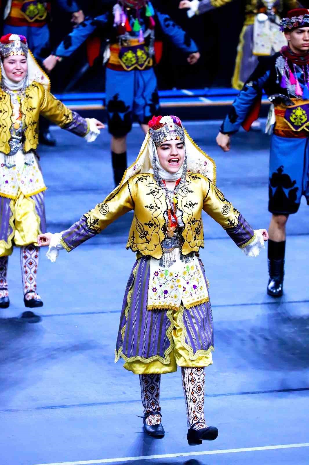 Halk oyunlarında okullar sahne aldı
