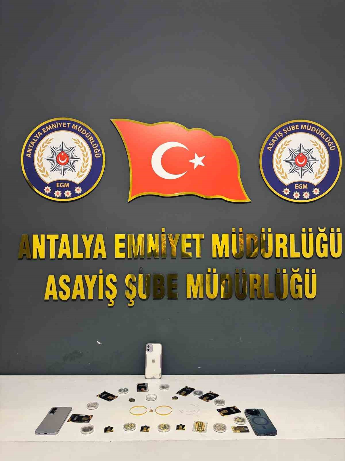 Kamera ve ziynet eşyası &ccedil;aldılar, g&uuml;venlik kameralarından yakayı ele verdiler
