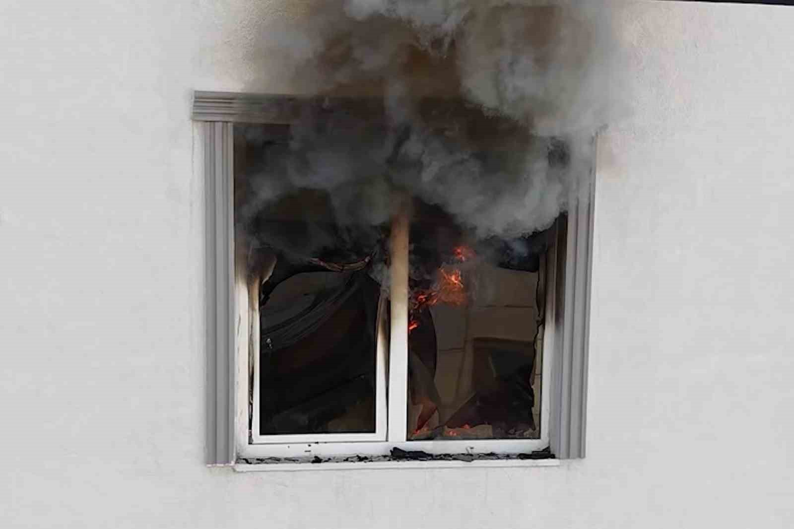 Yardım &ccedil;ağırmak i&ccedil;in &ouml;nce dışarı &ccedil;ıktı, &ccedil;ocuklarını kurtarmak i&ccedil;in yanan eve yeniden girdi
