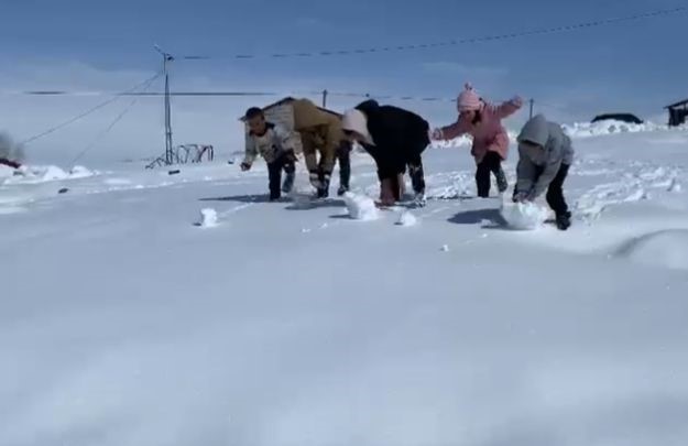 Ağrı&rsquo;da kar yağdı, &ccedil;ocuklar doyasıya eğlendi
