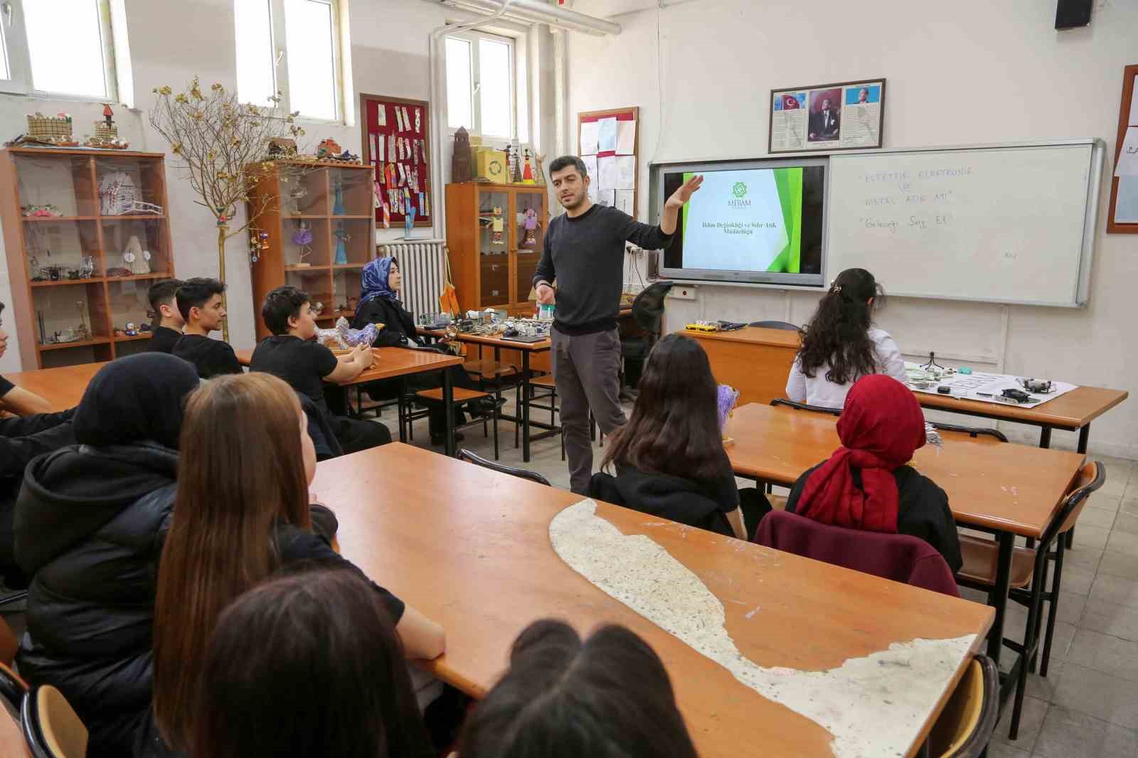 Meram&rsquo;da &ccedil;ocuklar geleceği d&ouml;n&uuml;şt&uuml;r&uuml;yor
