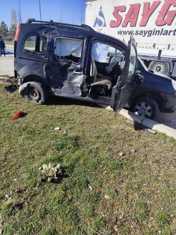 Isparta&rsquo;da tır ile otomobil &ccedil;arpıştı: 2 yaralı
