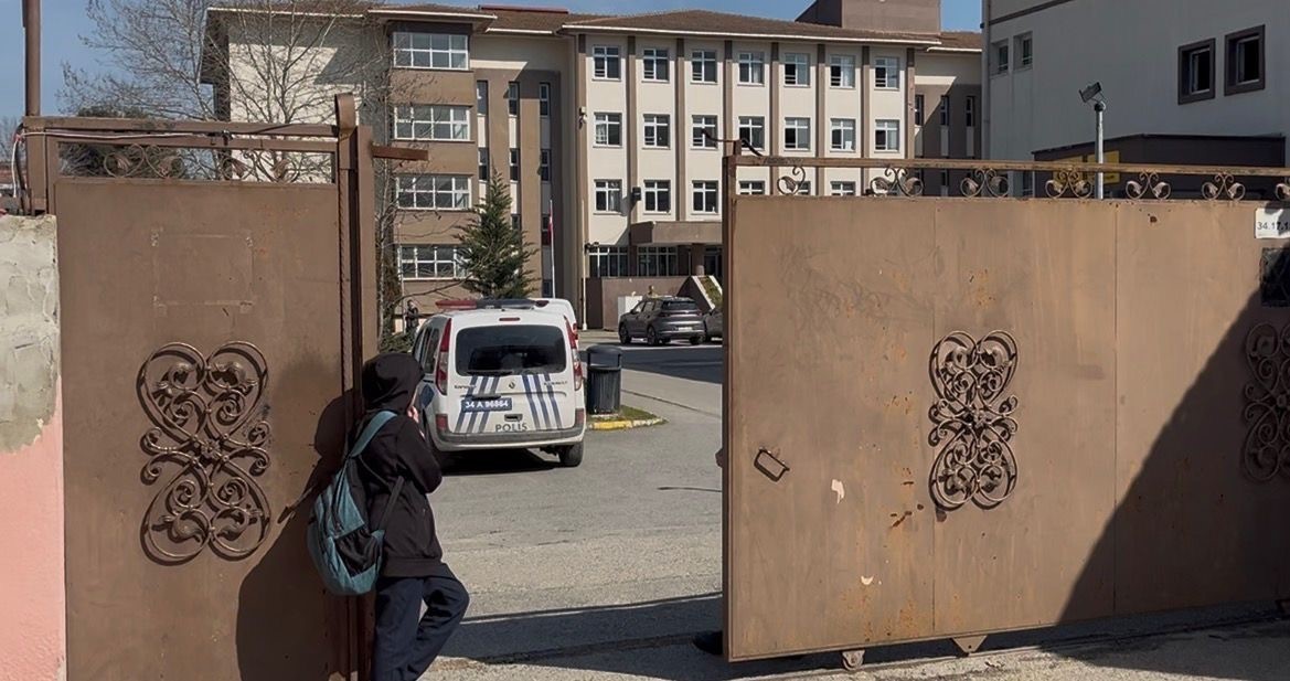 Çekmeköy’de lisede bıçaklı saldırı: 1 öğrenci, 2 öğretmen ve arkadaşını bıçakladı
