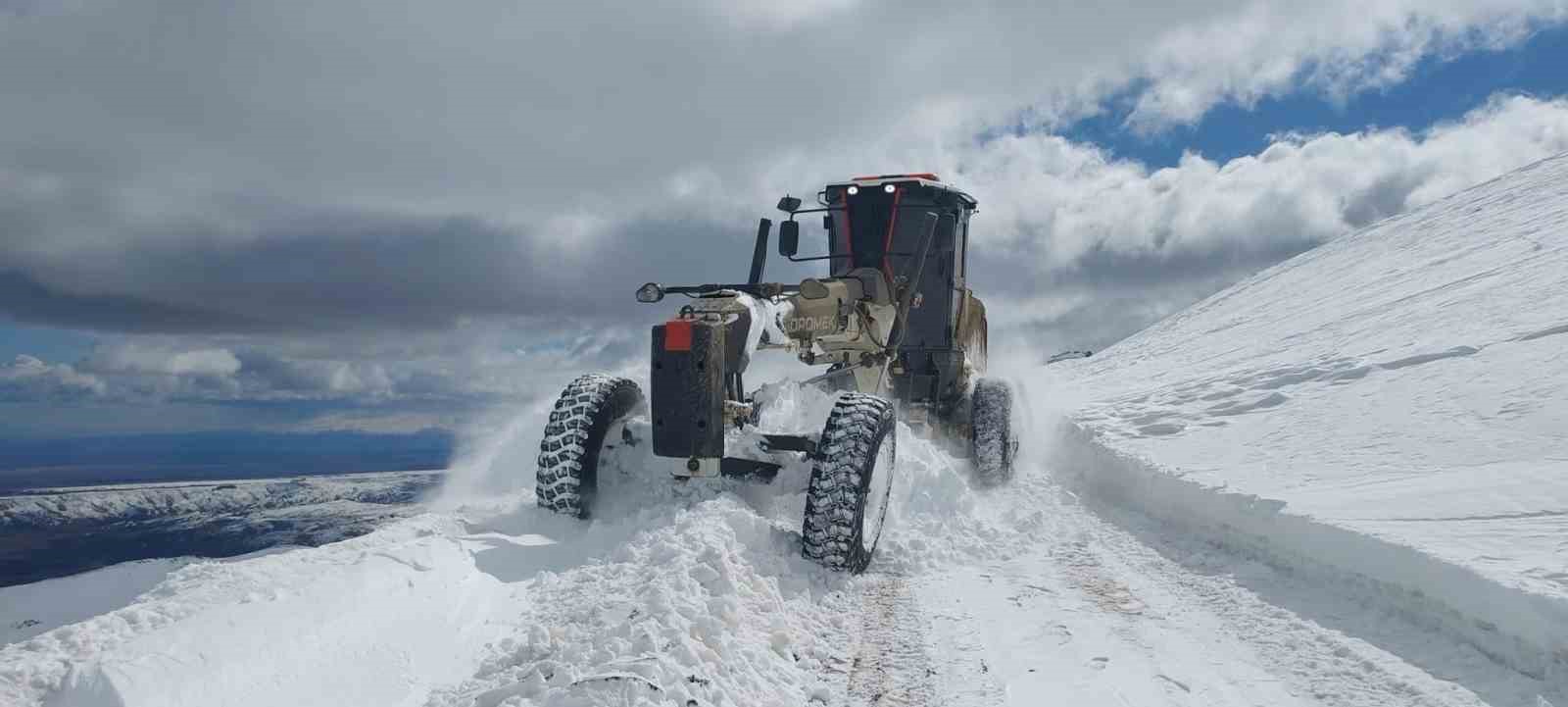 İl &Ouml;zel İdaresi&rsquo;nden yoğun kar mesaisi: Kapalı k&ouml;y yolu kalmadı
