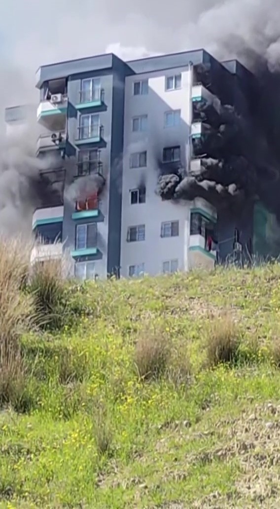 10&rsquo;uncu katta yangın: Polis, havaya ateş a&ccedil;arak vatandaşları uzaklaştırdı
