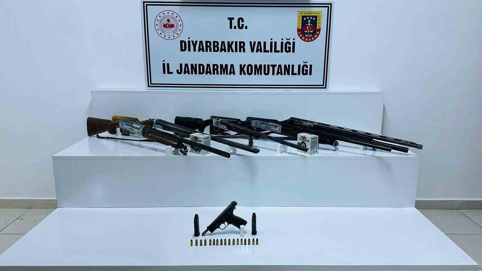 Diyarbakır&rsquo;da jandarma operasyonları: Silah ve aparatları ele ge&ccedil;irildi
