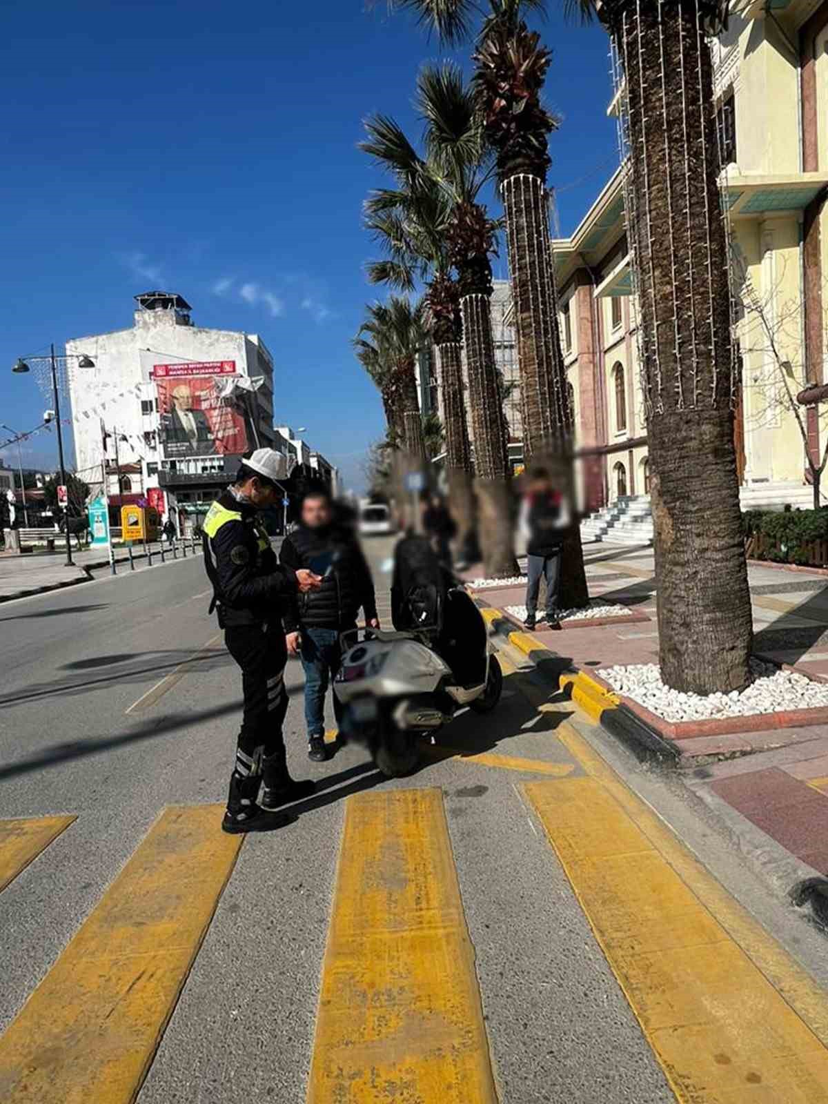 Manisa&rsquo;da kasksız s&uuml;r&uuml;c&uuml;lere ge&ccedil;it yok
